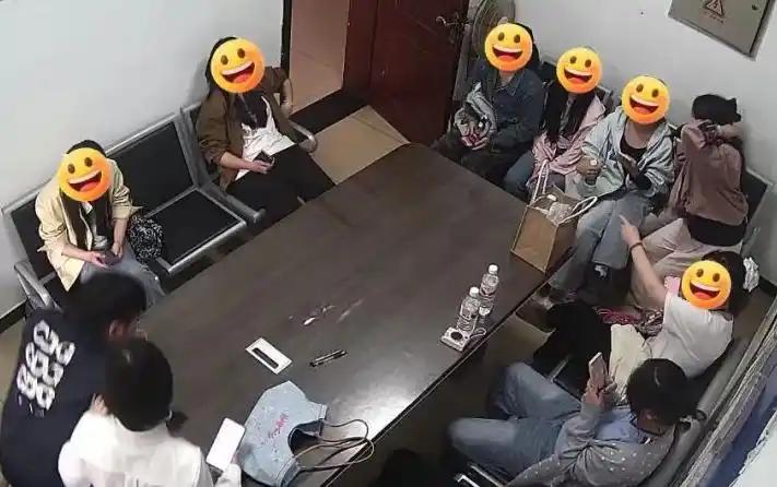 花钱买教训！长沙一场热门演唱会吸引了众多歌迷，也引来了骗子。有人打着演唱会招聘兼