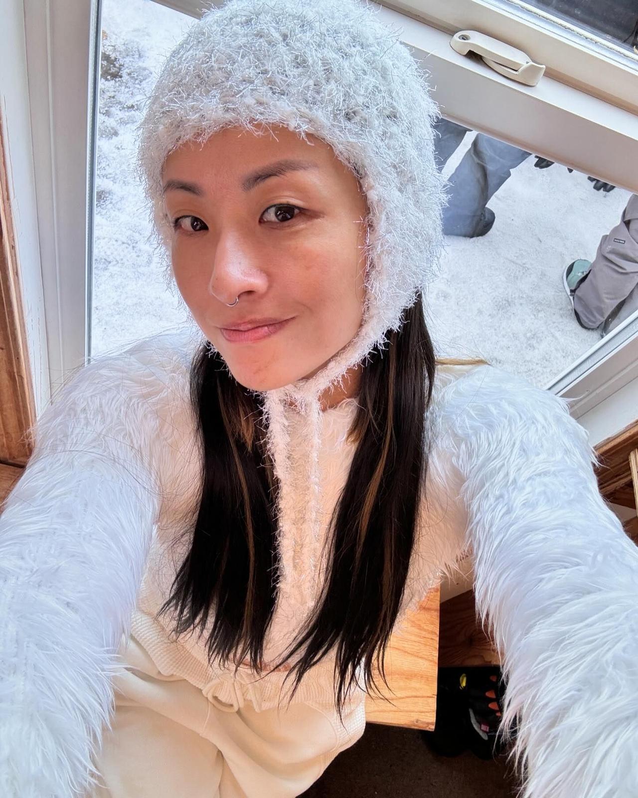 香港著名女星徐濠萦的自拍照，她今年都已经50岁，平时打扮依然这么潮，保养得还是不