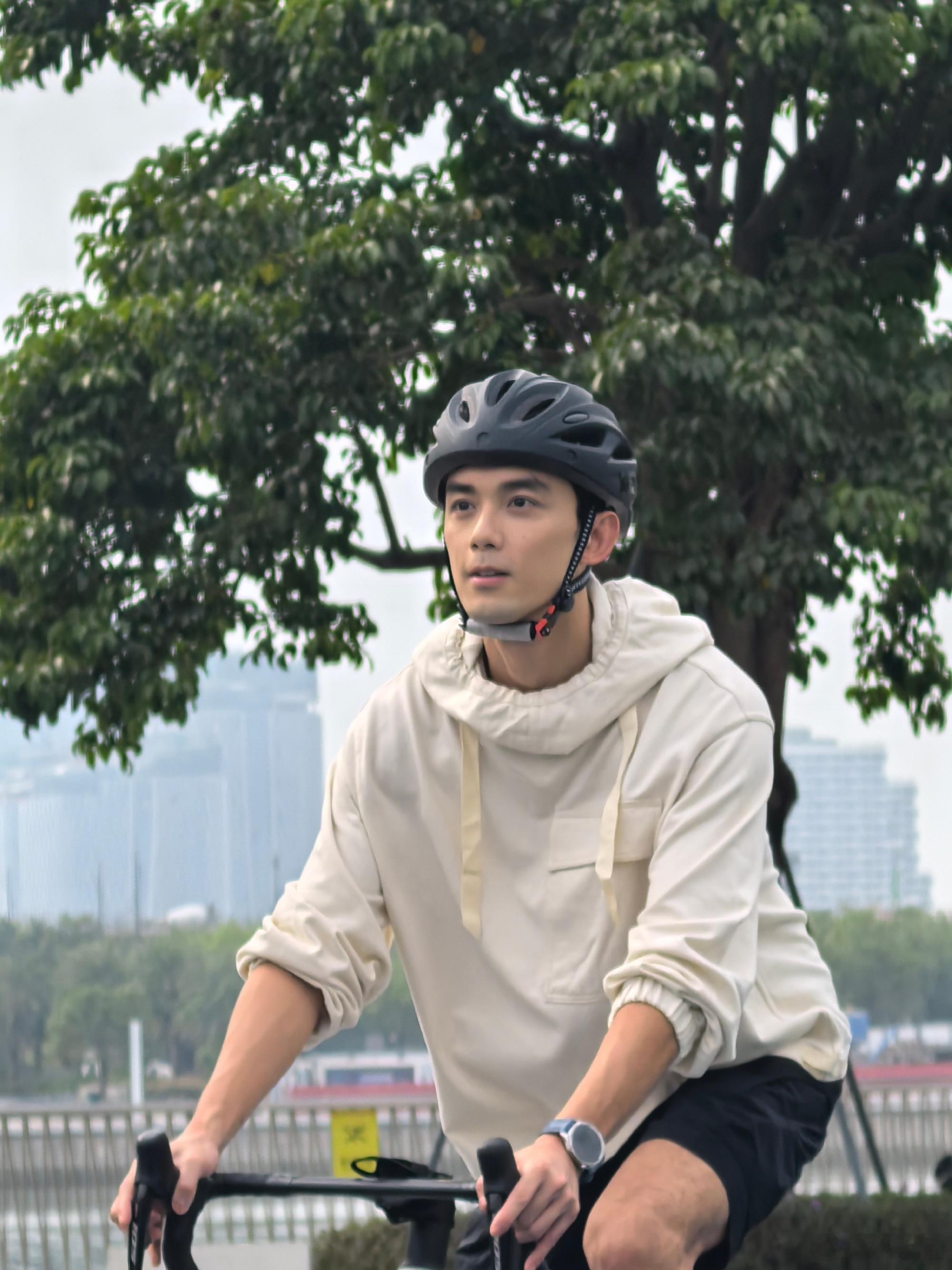 #偶遇吴磊深圳海边骑行#啊啊啊啊啊看到了新鲜的磊子！ ​​​