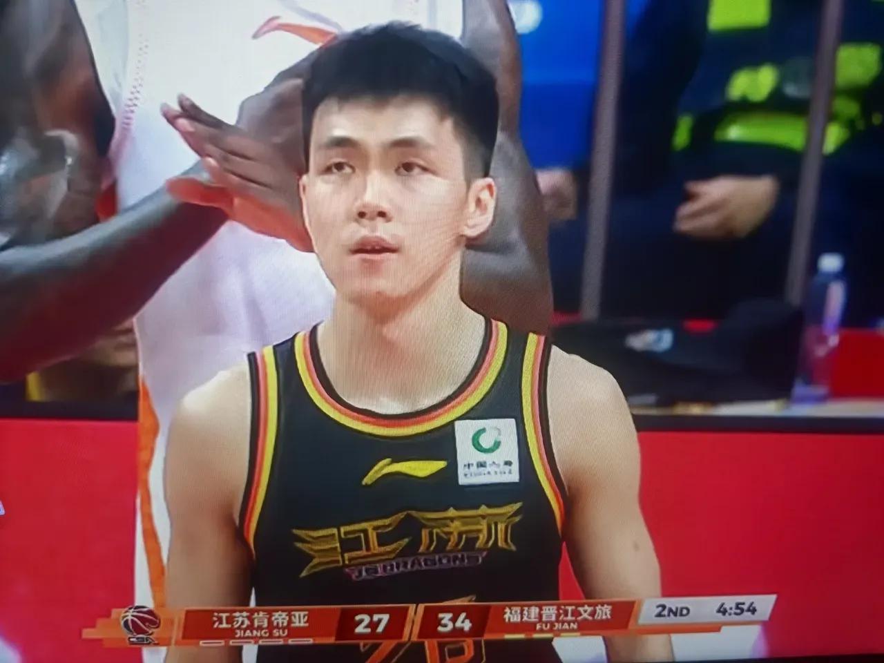 庞老六中投三连中啊！
这状态火爆到找不出一个词来夸他！
郭导眼光还真是独到的！