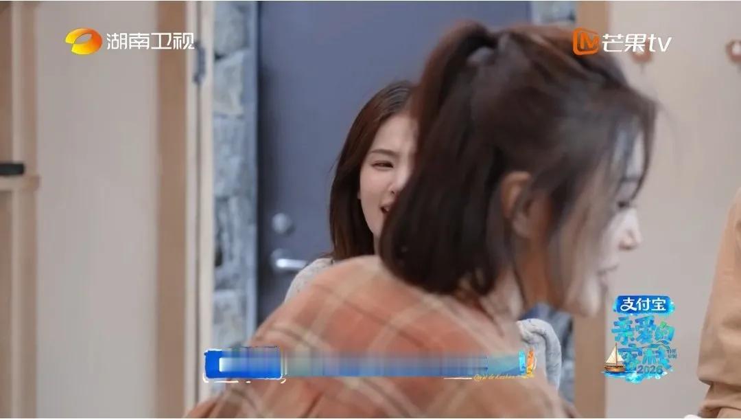 白鹿一句话总结吴泽林命苦的一天：“泽林，你都要流泪了”。

白鹿是带着身份去的，