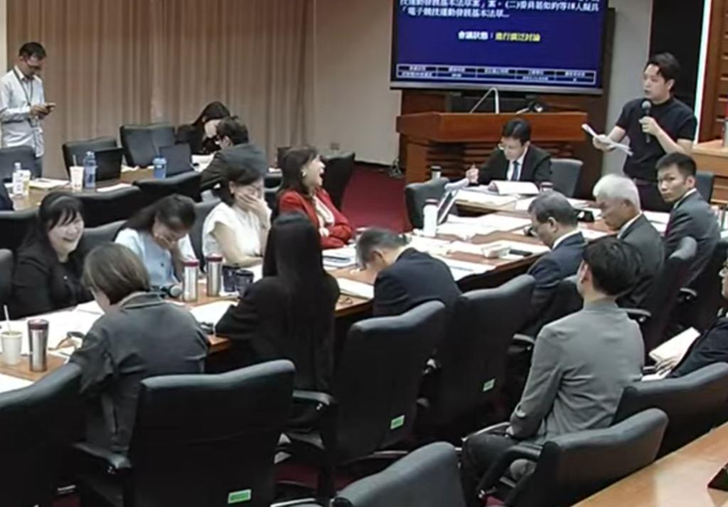 蓝委罗廷玮还原现场问一句：为何民进党坚持李洋站着发言？
台立法机构教育及文化委员