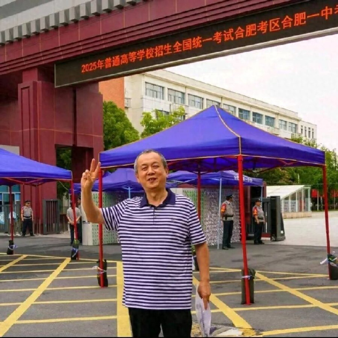 66岁大爷上大学每周宿舍直播6次【66岁大爷回应考大学选直播专业： 考虑过中医药