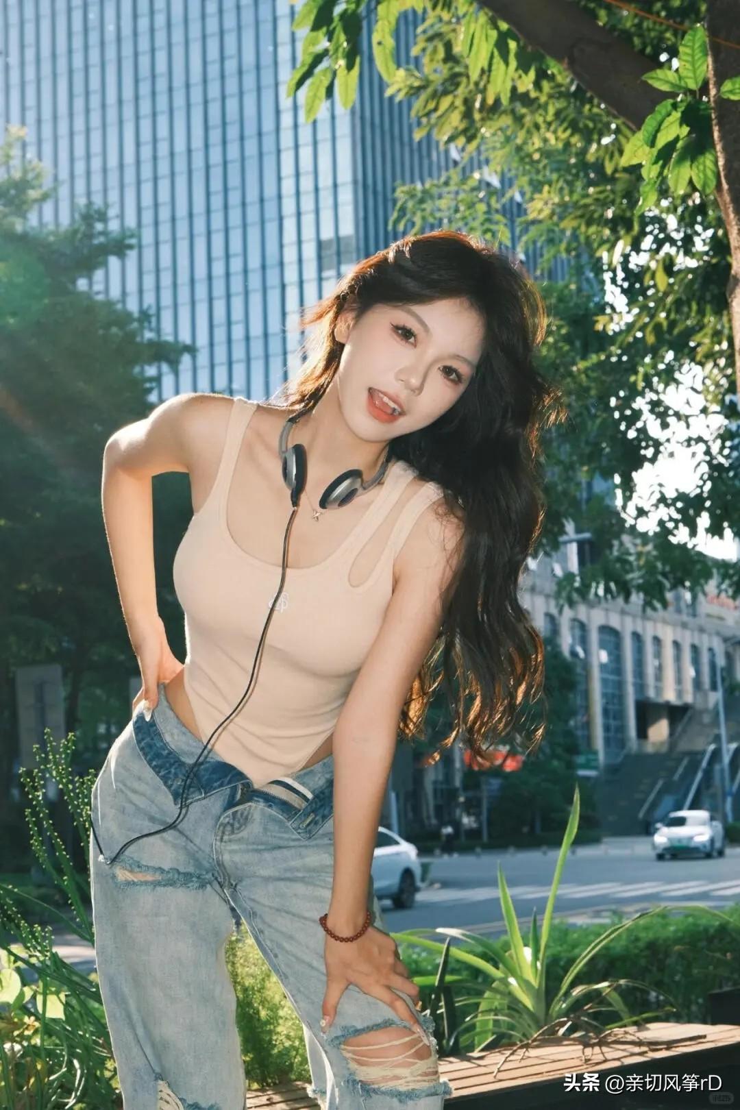 夏日街头，是时尚达人们的秀场。就像三里屯那些时髦美女，宛如行走的时尚教科书。有穿