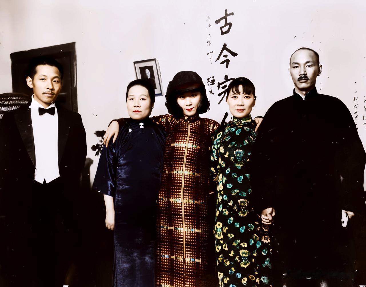 一九三零年，南京，蒋中正和夫人宋美龄与大姐宋霭龄及张学良夫妇二人的合影。这绝不是