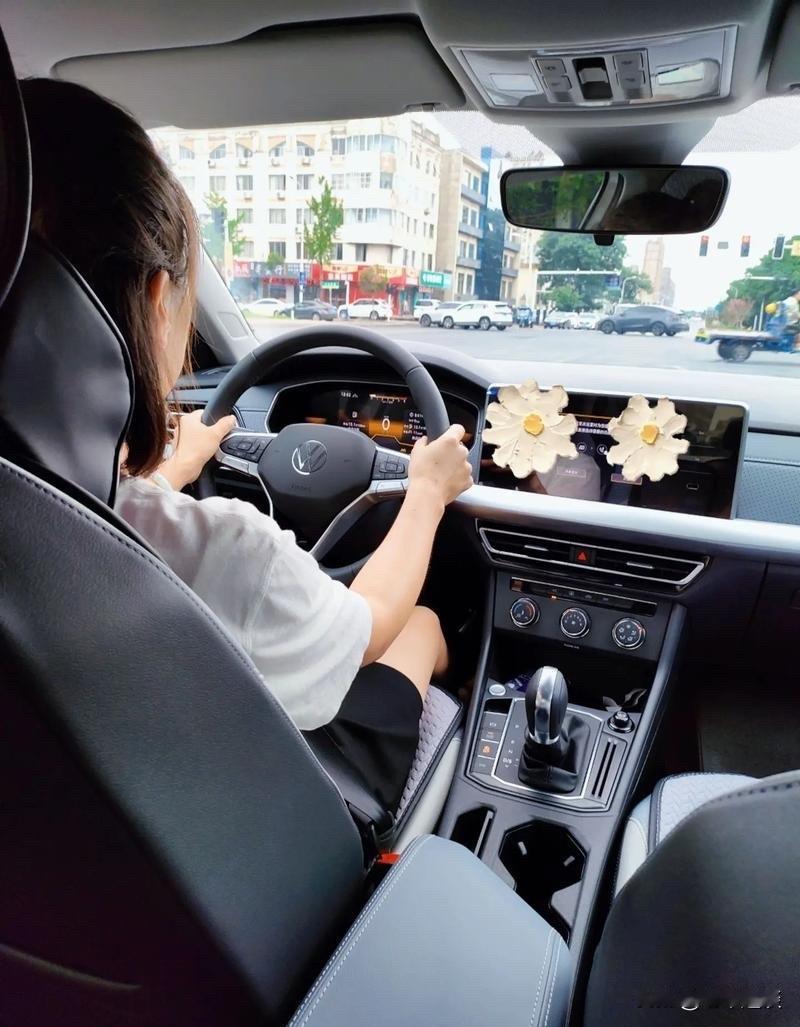 我身边大多数夫妻，两个人都会开车，只不过一般情况下出门都是老爷们开。

但是媳妇