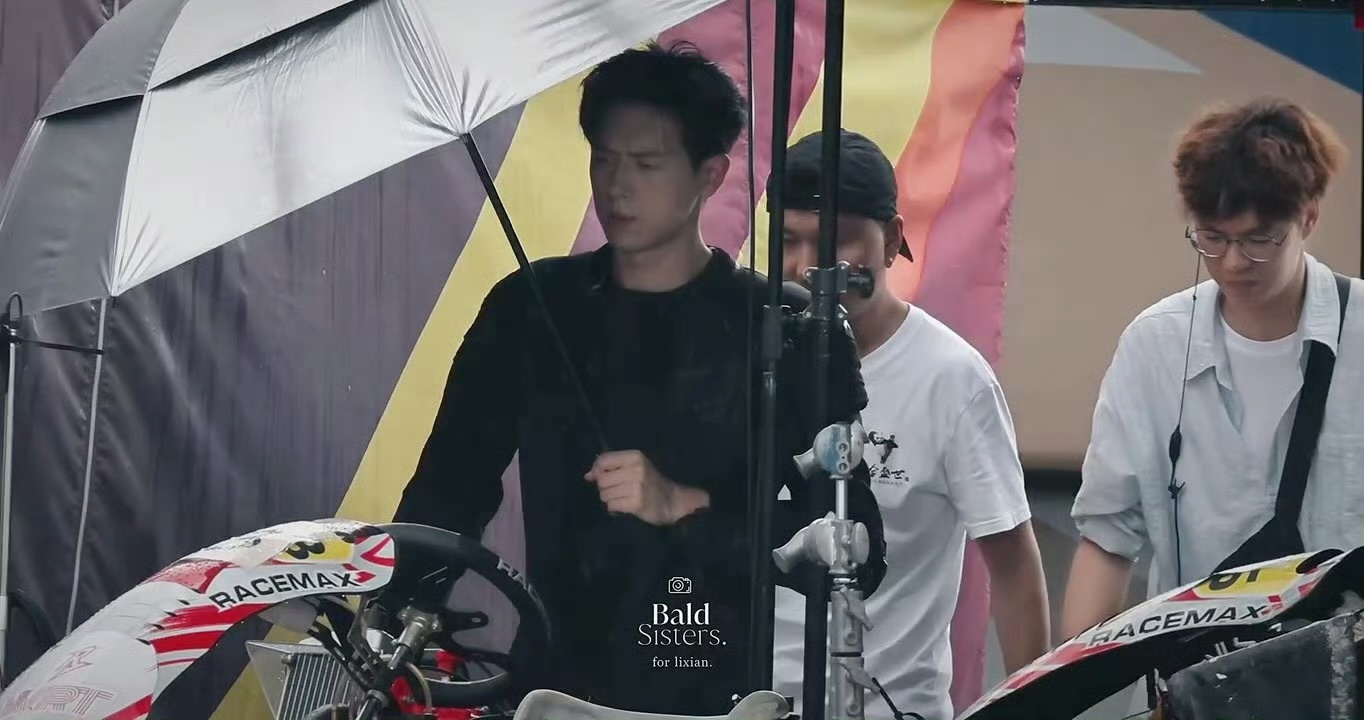 李现《雾里青》今日路透机车服孟弗渊帅爆了，大事很妙拍摄顺利，期待雾里青李现李现