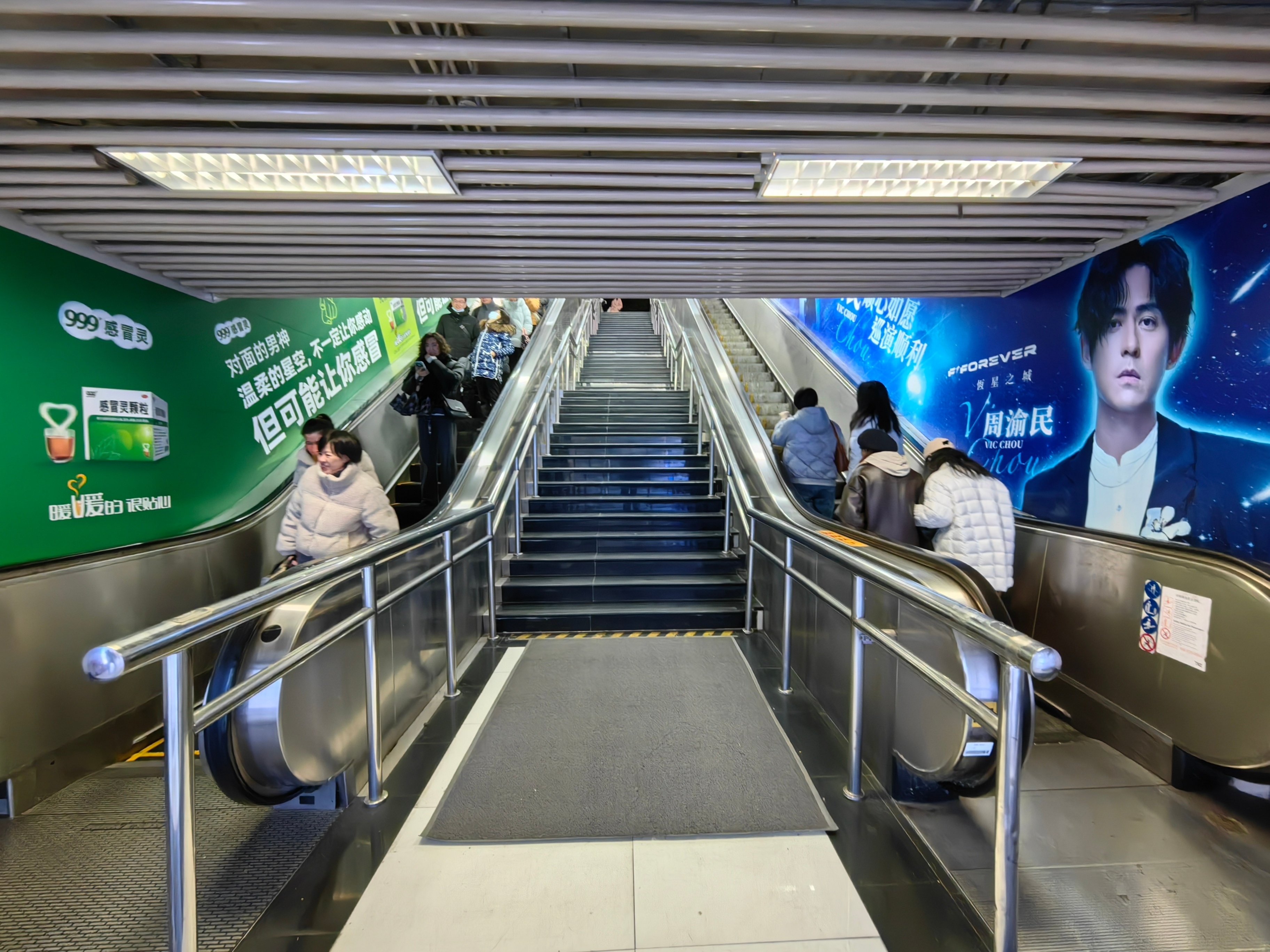 999感冒灵温暖营业提醒 999感冒灵是不是在广告牌里装了监控？！先是隔空喊话隔