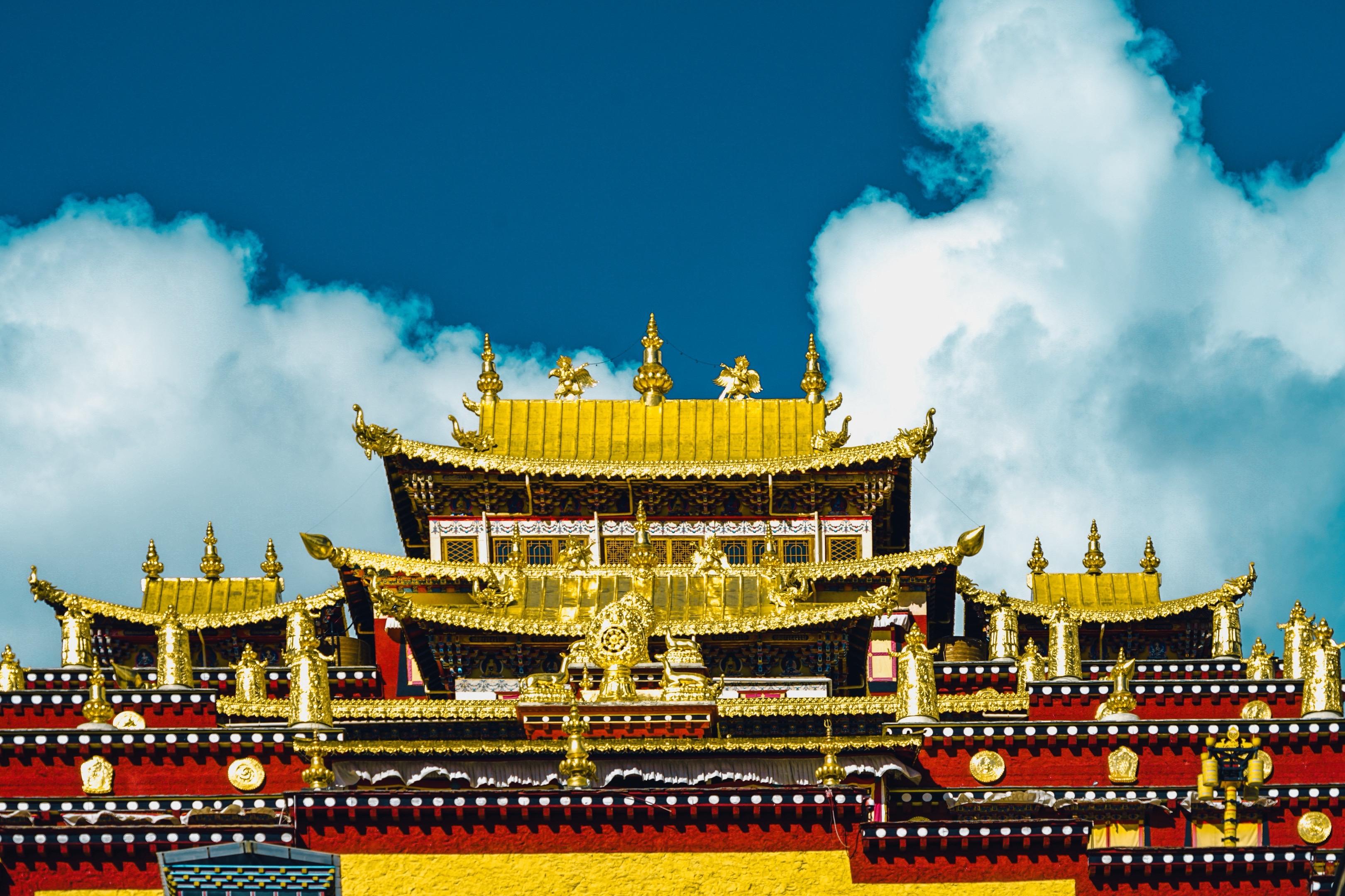 2021年12月，我在云南香格里拉噶丹·松赞林寺按下快门时，刻意选择了...