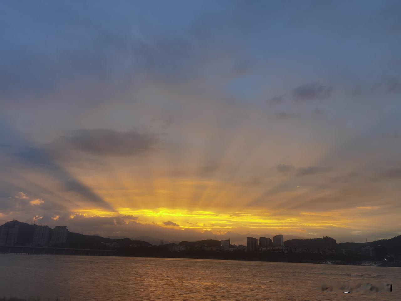落霞与孤鹜齐飞，秋水共长天一色！