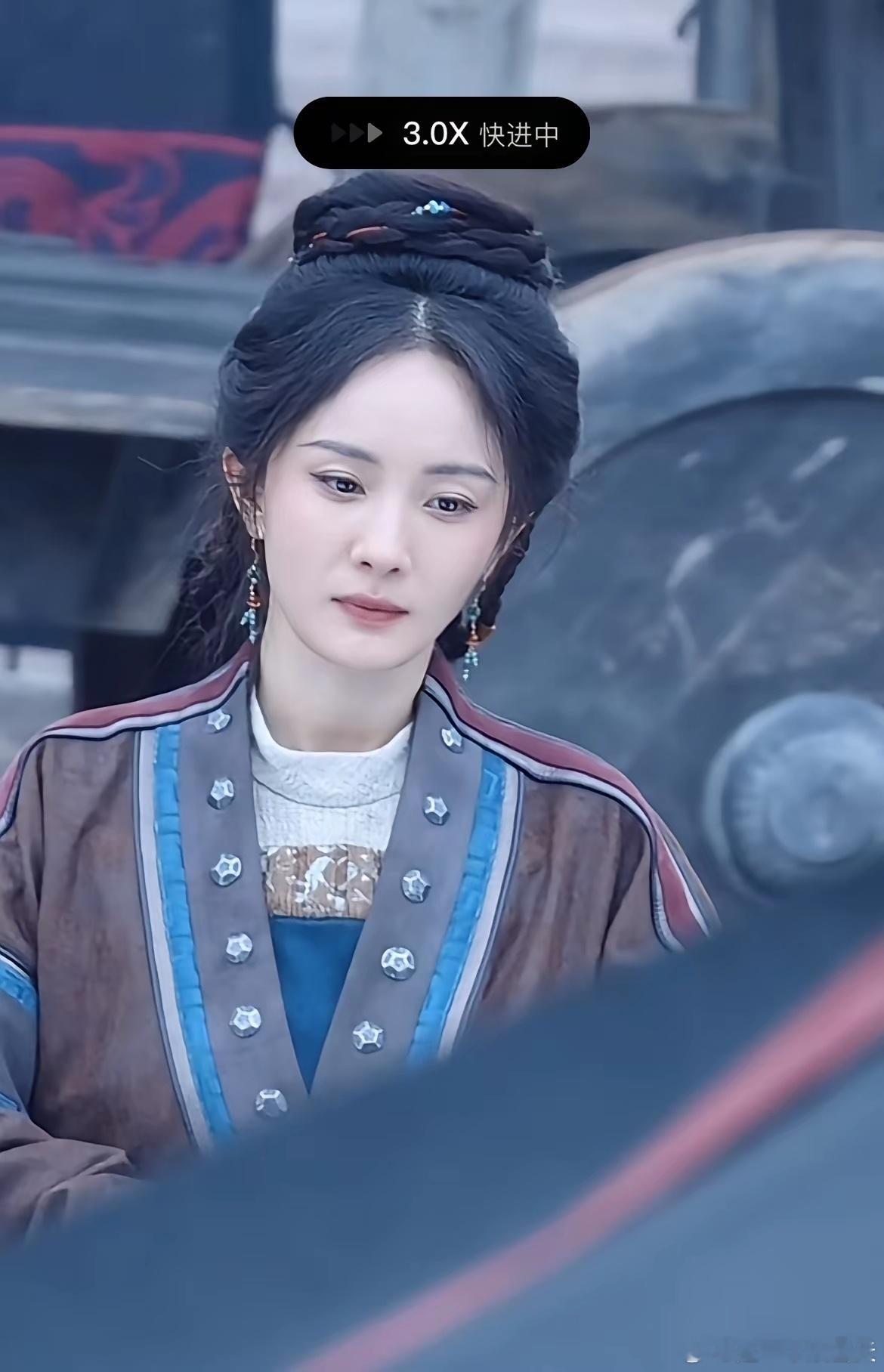 感觉现在的杨幂真的老了许多眉眼间像极了王艳杨幂曾经是以一双眼睛拯救一张脸的存在现