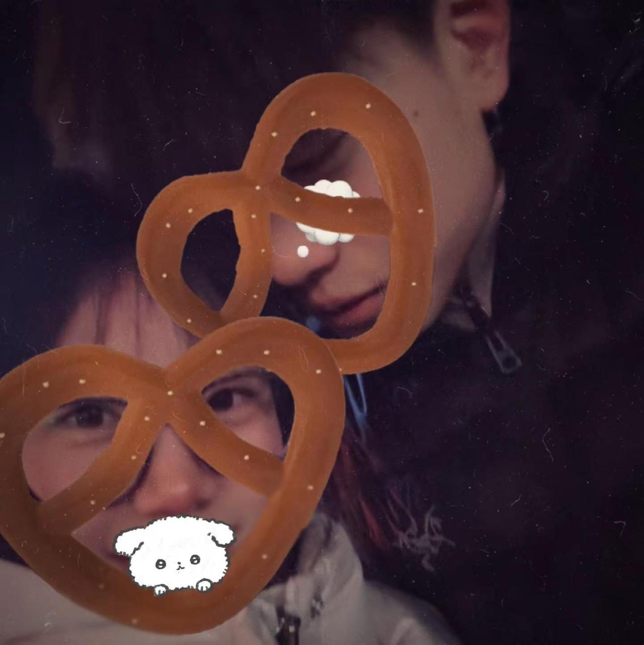 本来想借个火的 但是低头看到你弯弯的睫毛和圆嘟嘟的脸算了借个以后吧