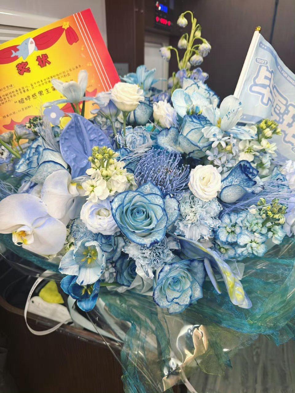 毕雯珺新剧粉丝花墙应援🈶毕雯珺还发博拍了照片和粉丝双向奔赴 