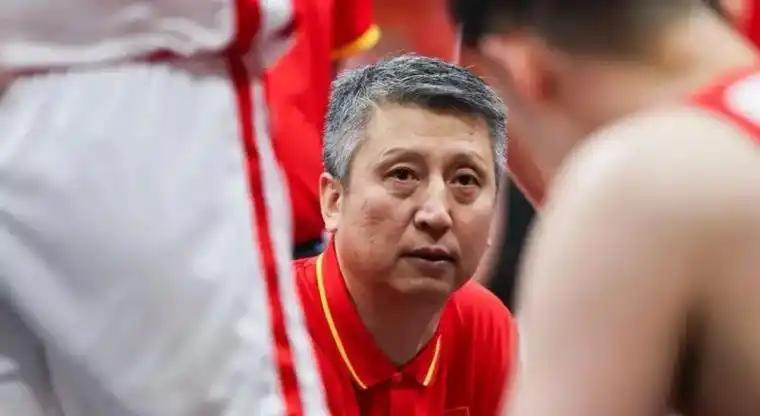 比赛一输，教练成万能背锅侠，郭士强被全网围攻，朱芳雨不愿沉默，一针见血说出真相。
