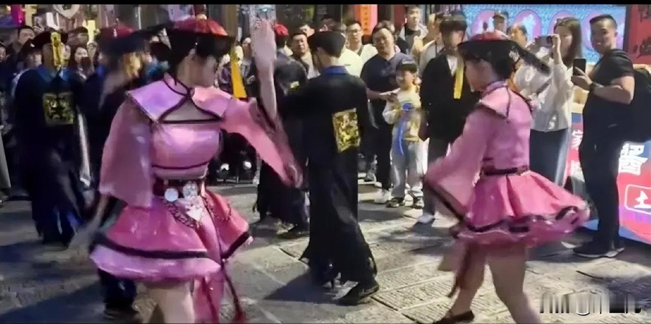 在我华夏盛世，
五一期间，
歌舞升平的景象比比皆是。
但是像这种湘西赶尸舞，
真