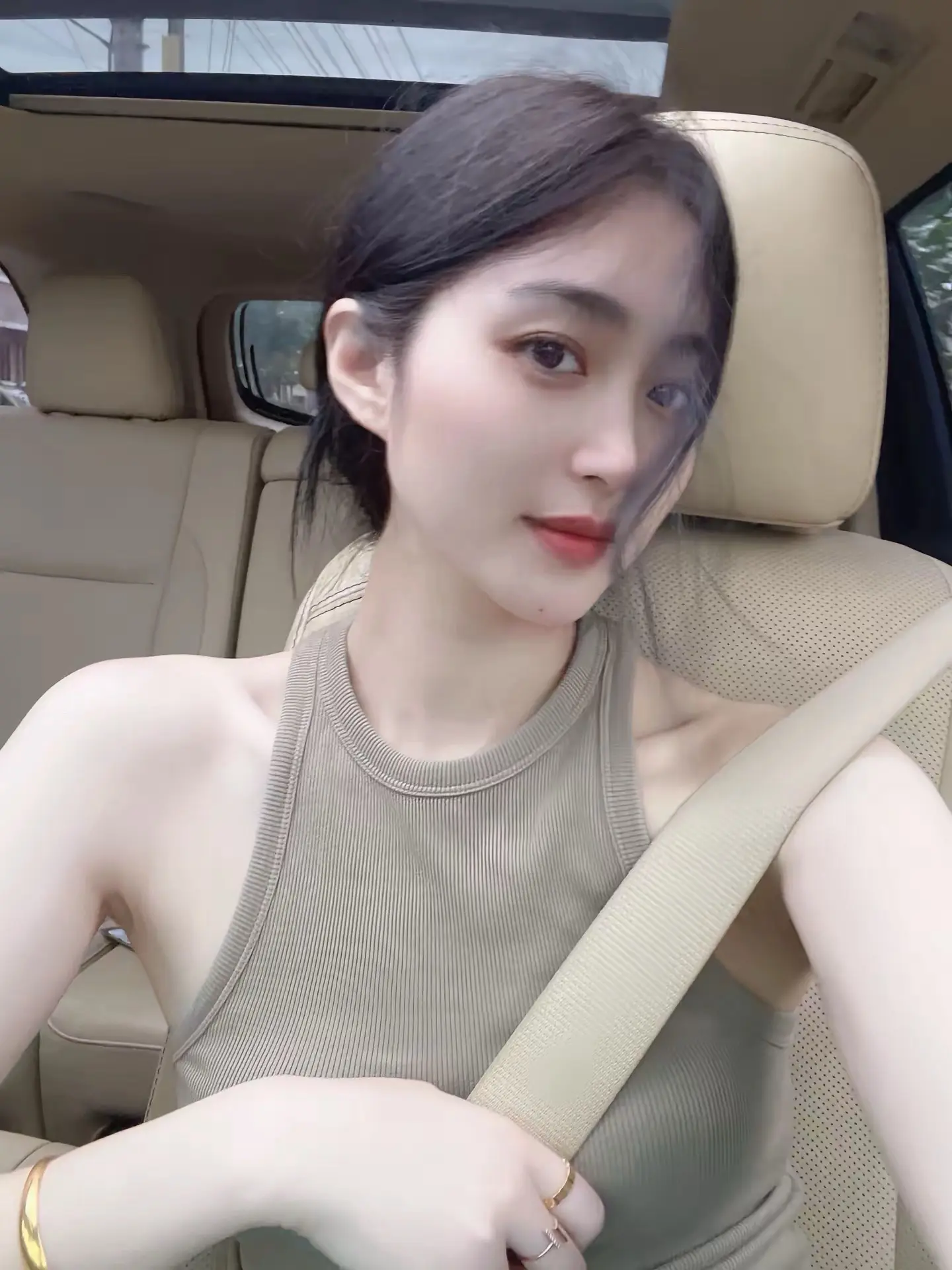 人总会经历一些阶段，渴望幸福，看淡痛苦，接纳平庸