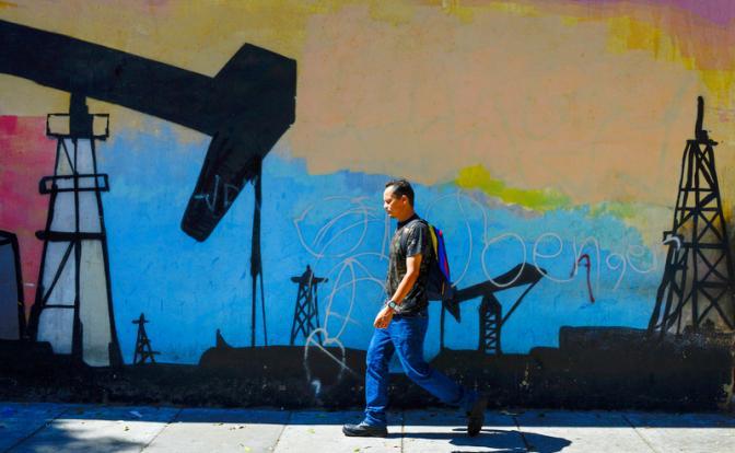 美国石油业主管指责特朗普打击了该行业。
唐纳德·特朗普试图占有委内瑞拉石油部门，