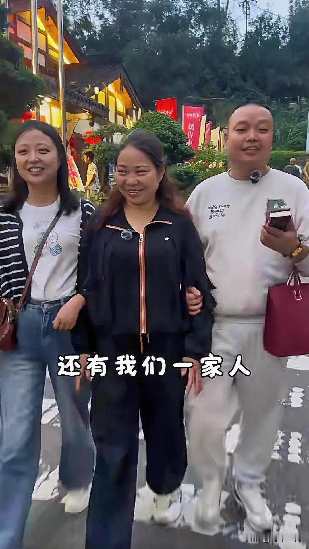 王晓举依然保持孝顺儿子人设。跟媳妇俩人陪着亲妈弟弟妹妹们逛古城。视频中没见到河南