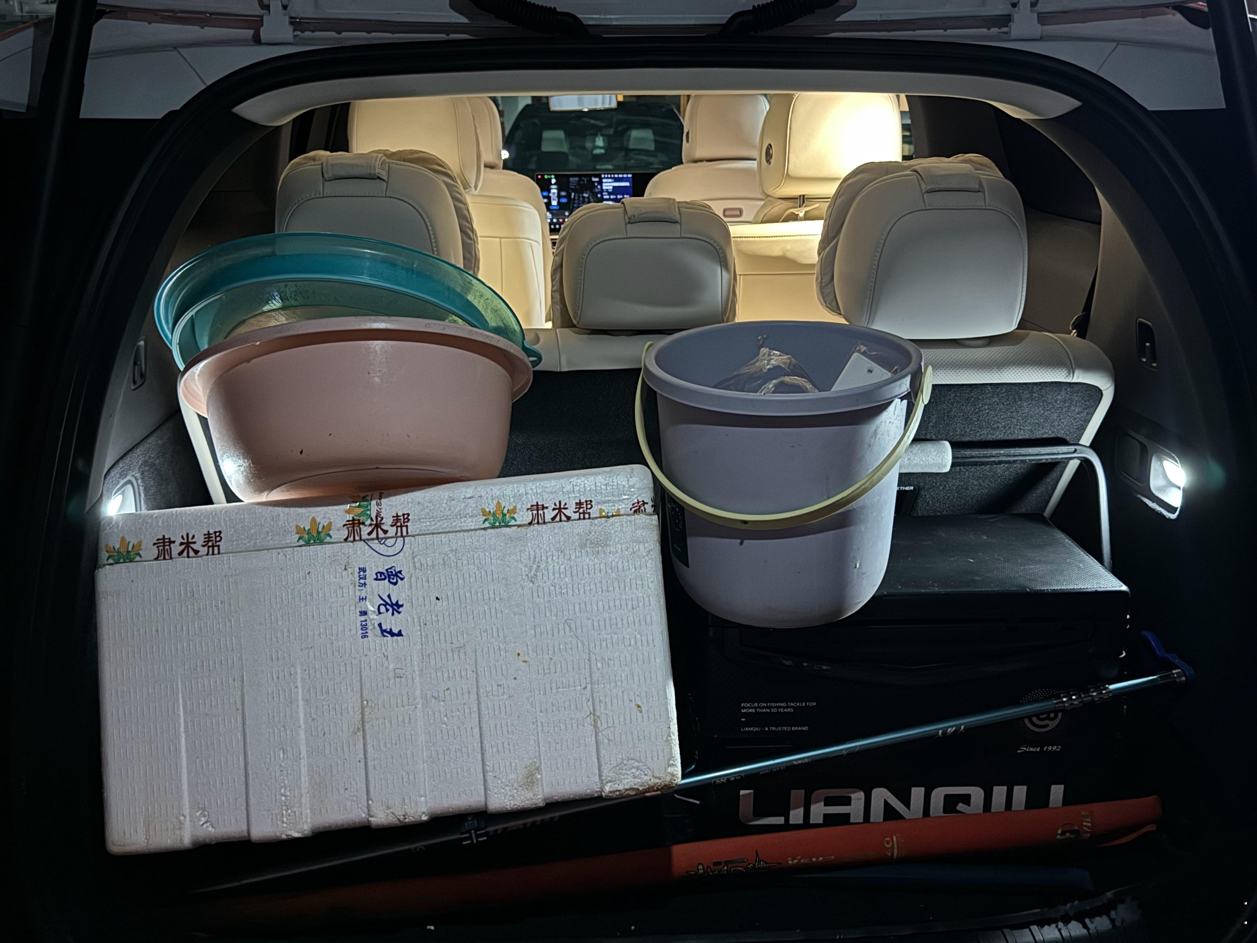 大晚上出发今晚直接睡车内UDG袋子真好用[捂嘴哭] ​​​