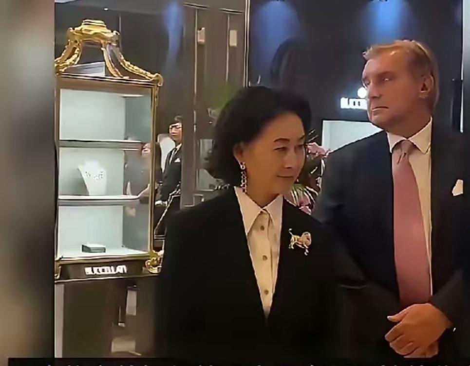 何超琼于3月31日发声明表示，因前证监会持牌代表陈芃余不断骚扰和恐吓她，决定向香