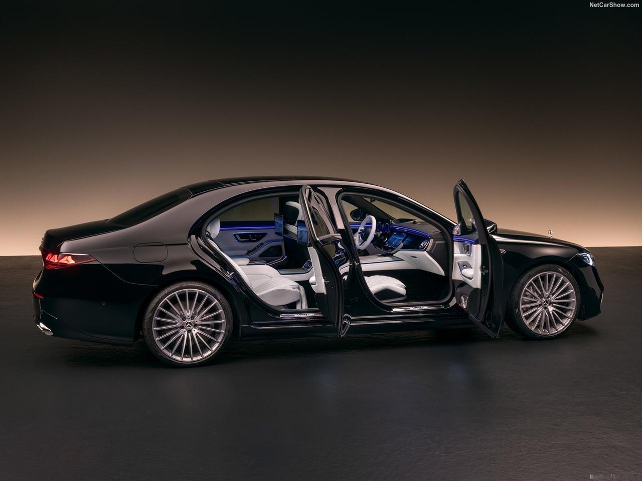 中网也发光了，立标也发光了，奔驰新款S官图曝光。大家可以放大看一下中网，全新S级