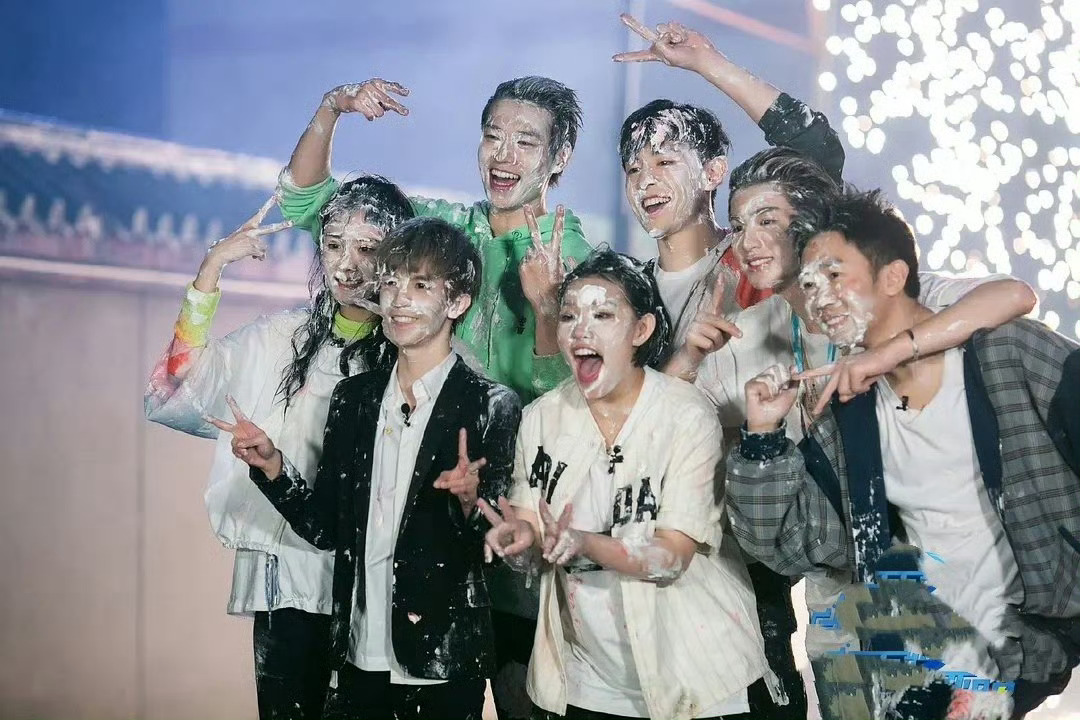 密逃录到现在只有杨幂记得主题曲了 没想到只有杨幂还记得主题曲，从前看节目的回忆瞬