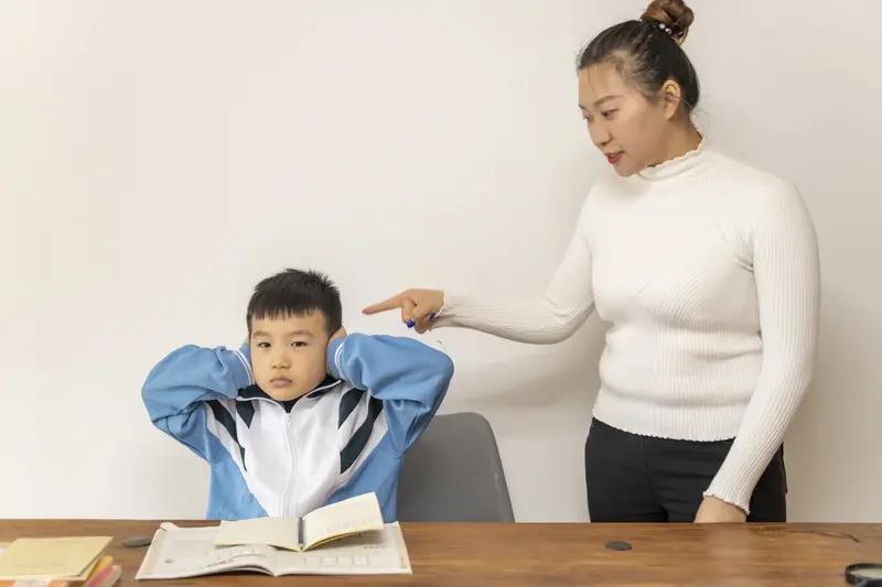 我不止一次听到家长的指责：我孩子在课堂上违反纪律你凭什么找我？凭什么让我领回家反