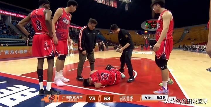 突发意外！今晚CBA补赛广州对阵山东的比赛进入末节场上突发意外：广州后卫郭艾伦持