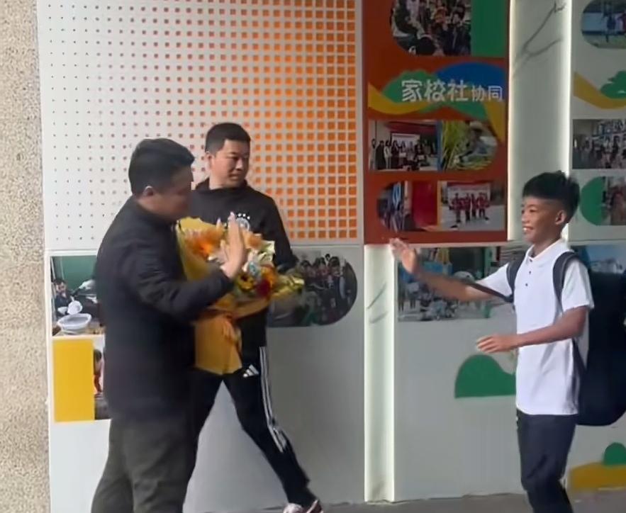 终于看到欢迎足球小将的仪式了！！
    孟新艺，被称作空翻哥的少年足球小将，回