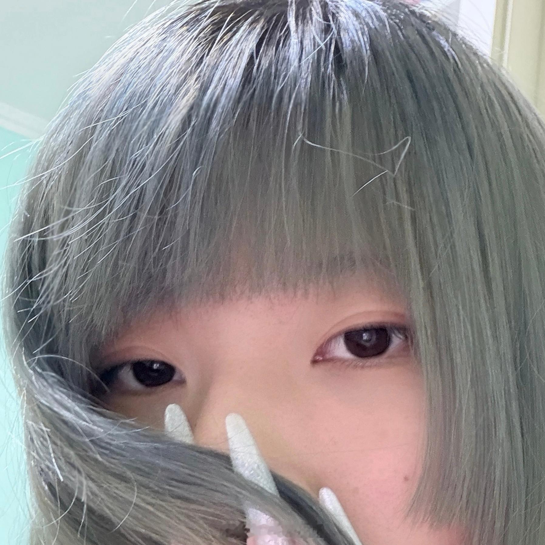 拿固色洗了一遍结果洗一半用完了老子就知道会这样顶着满头泡泡又下单了一瓶不过蓝蓝绿