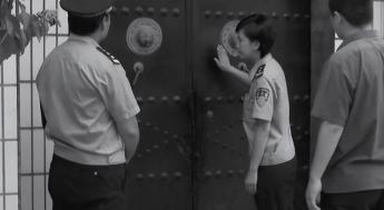 1994年冬天，河南法院的人来到村子里，将一老农家围起来，表情严肃的敲门。周围村