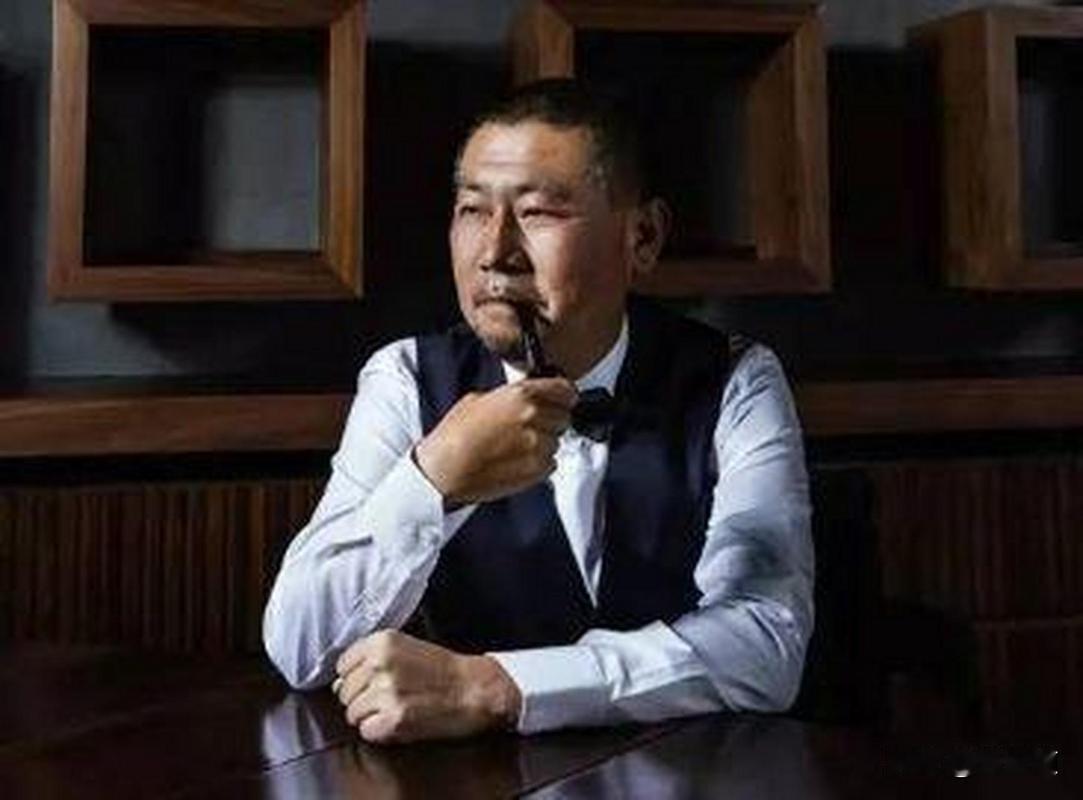 炒股这些年，我越来越信一个土道理：别老往人堆里扎。

大家都兴奋的时候，我反而会