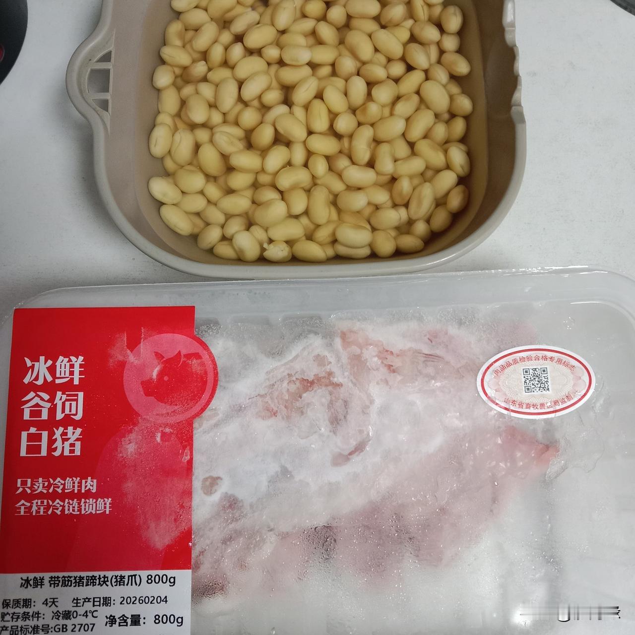 清晨醒来发现窗外还在淅淅沥沥下着降温的雨
上海今天明显比昨天冷了好几度
这种天气