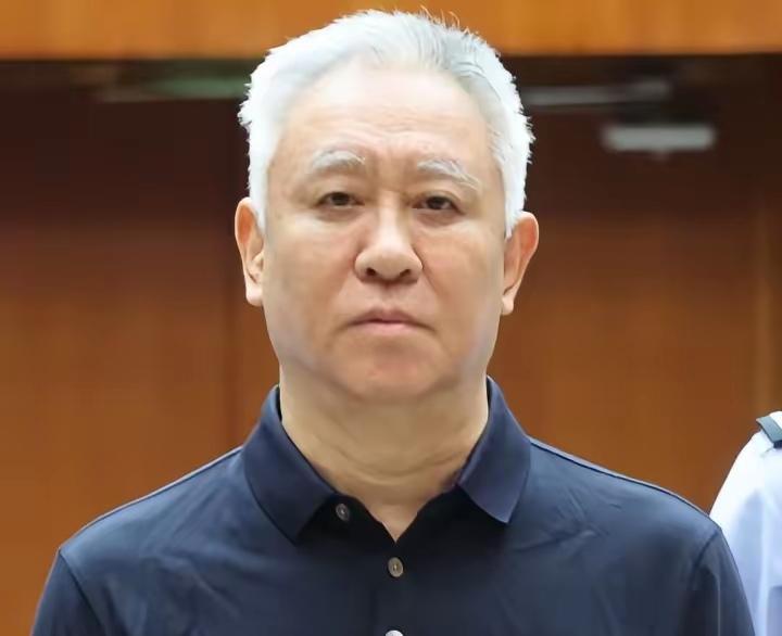 许家印，无期徒刑、剥夺政治权利终身，没收个人全部财产，继续追缴违法所得。
从首富