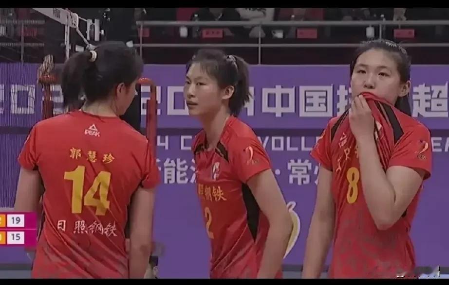 北京队先失一局后，连返三局拿下比赛，山东队先失一局后，只扳了两局，2-3输给了浙