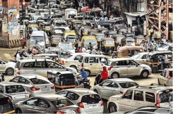 同样是14亿人口的大国，印度每千人只有34辆车，中国却达到260辆，差距接近8倍