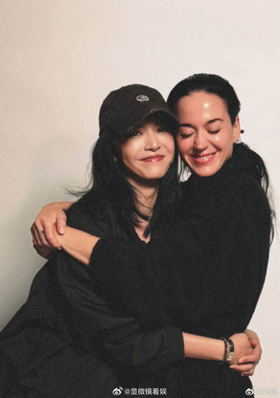 姚晨水果姐合照姚晨送水果姐虎头帽 一张美丽的脸旁边是另一张美丽的脸！被姚晨和水果