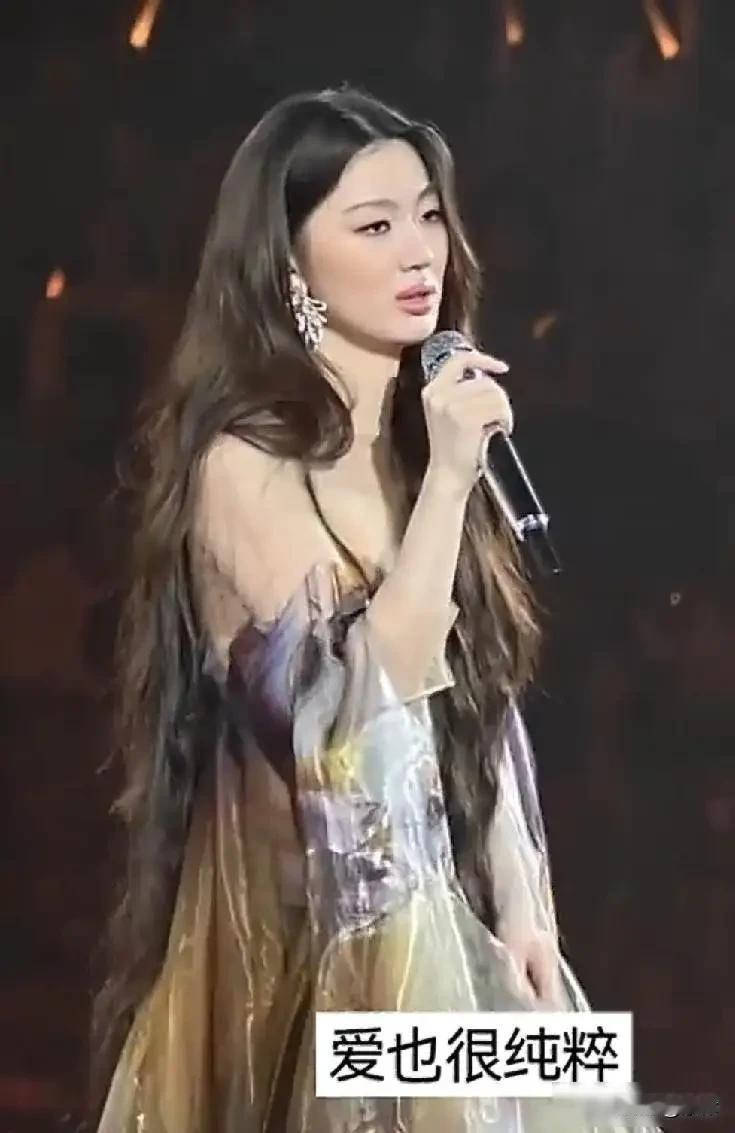 对单依纯，我只想说：人家演唱会一票难求，出道以来获奖好评无数，但总有一些人在自媒