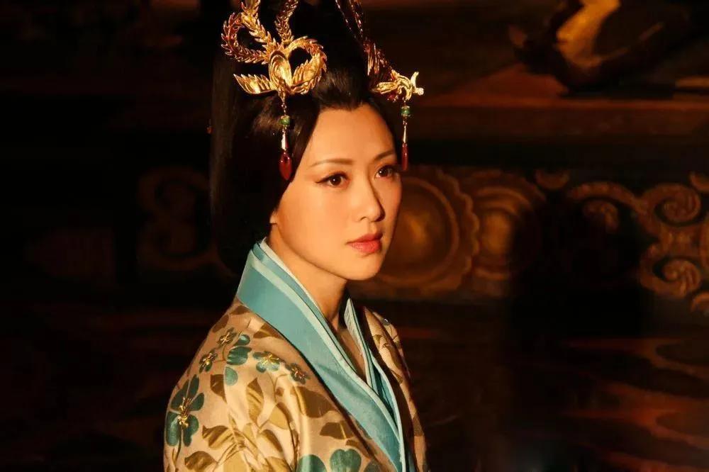 公元前88年，甘泉宫。深得宠爱的钩弋夫人因一桩小事被斥，刚摘下簪珥叩头请罪，武帝