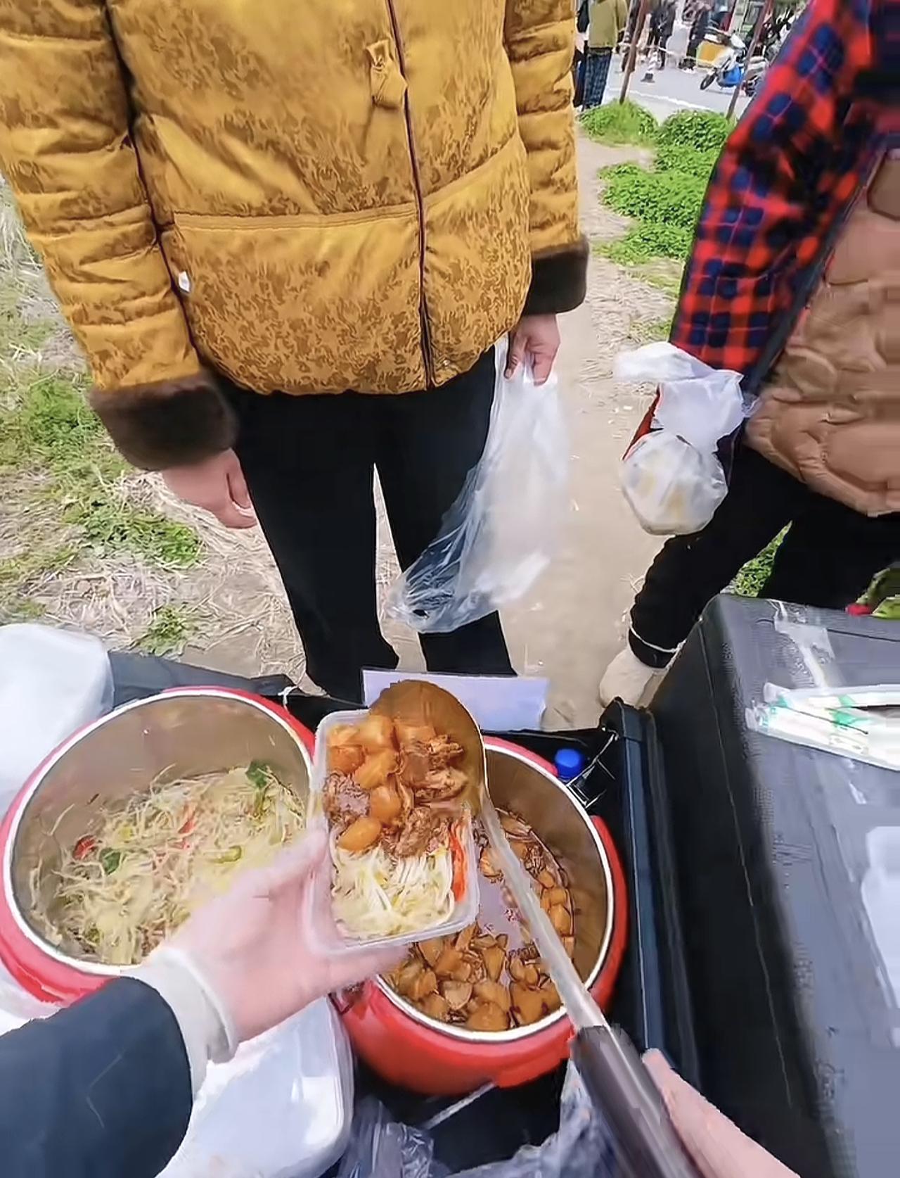 你不会想象在上海3块钱可以买到满满一大盒的牛肉饭。事情是这样的，这位网友创业失败