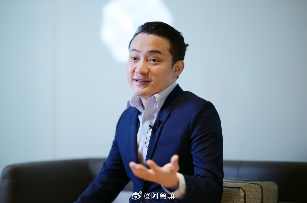 孙宇晨长啥样把流量玩明白了的人物。一篇长文引爆全网，文字写得绘声绘色，一边标注虚