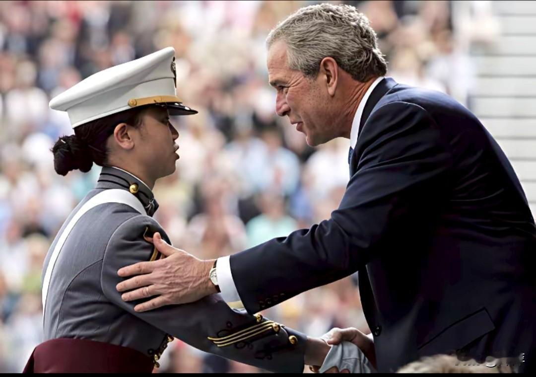 这张照片正是2006年5月27日，美国前总统小布什在西点军校毕业典礼上，为以全校