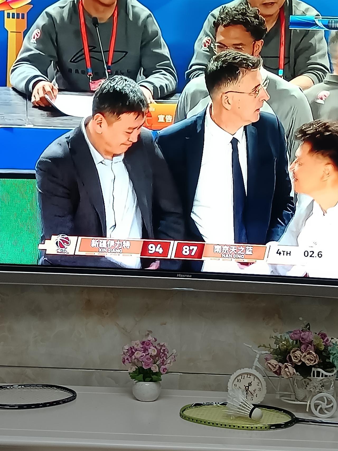 从网上得知新疆队主教练格兰不干了，由姜正秀接替指挥接下来的比赛。这是预料之中的事