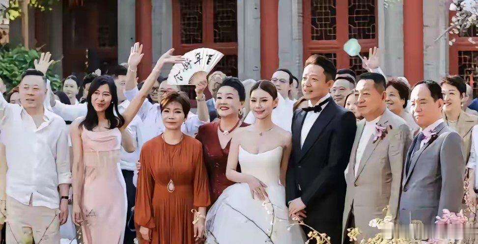 马筱梅娘家陪嫁送的车子，既不是迈巴赫，也不是奔驰S600，而是国产的华为问界M7
