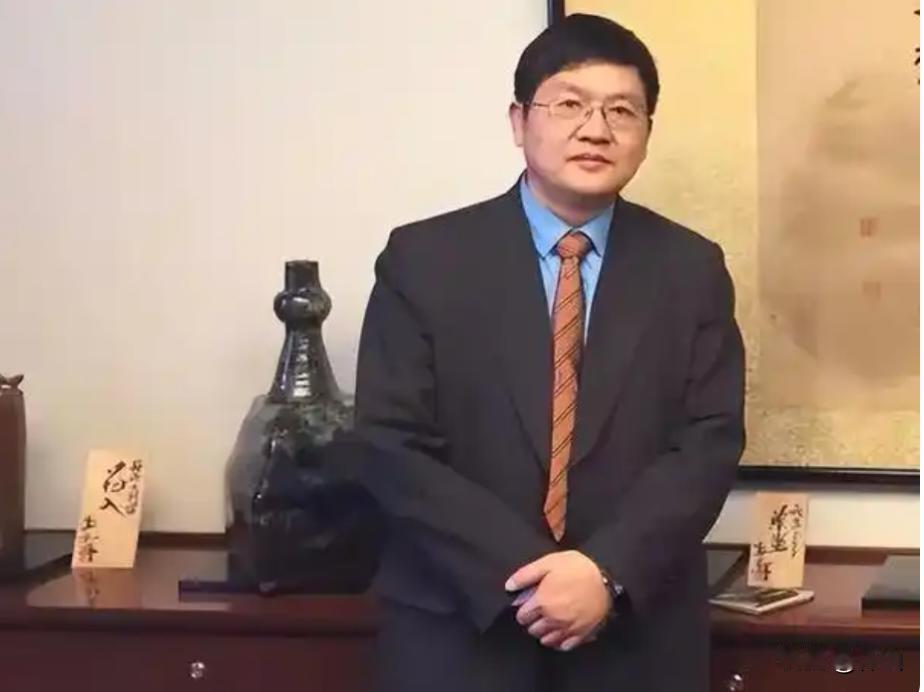 复旦教授在网上当“精日”分子，账号被封了，活该。

冯玮在网络上以“历史学者”自