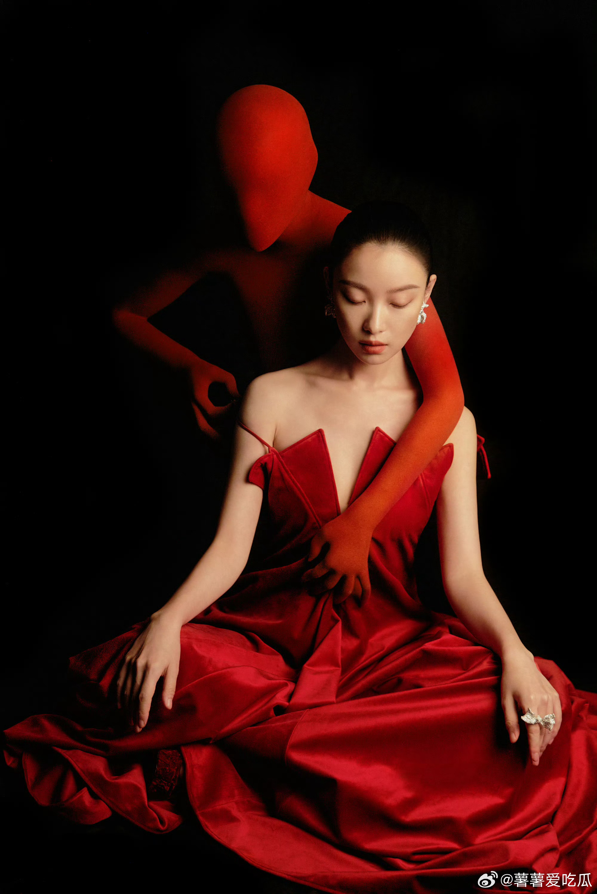 倪妮太敢穿了上下都基础，配饰就不基础，倪妮真的别太敢穿了[爱慕] ​​​