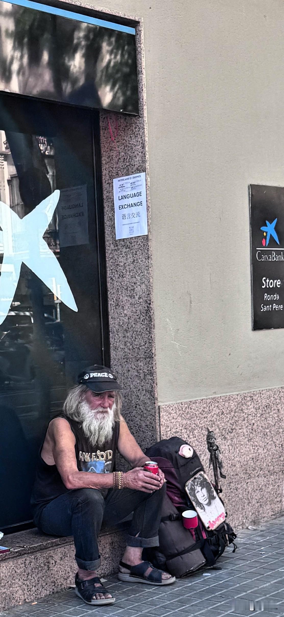 西班牙巴塞罗那流浪者不少，应该多是外来移民吧。

西班牙对移民的政策也很宽松，有