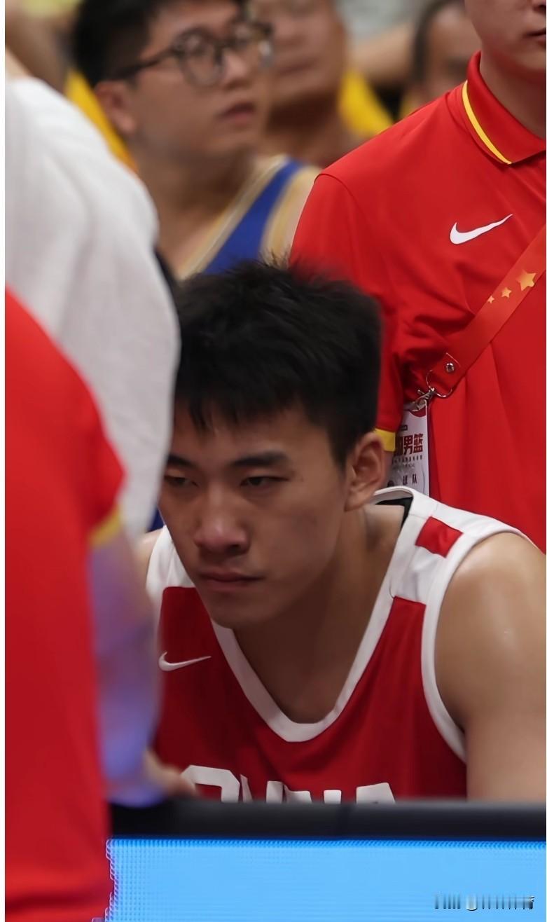 不知道从什么开始？中国男篮曾经被称为最强暑假工的，王俊杰脸上没有了曾经自信的笑容