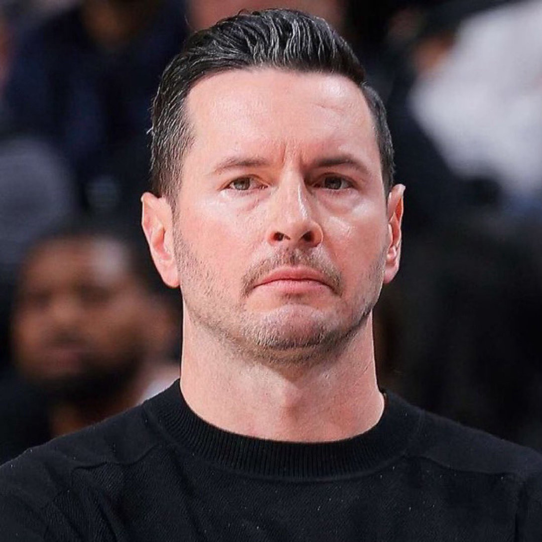 #东契奇恢复简单篮球训练# 根据雷迪克透露，东契奇虽然没能跟完球队训练，但他已经