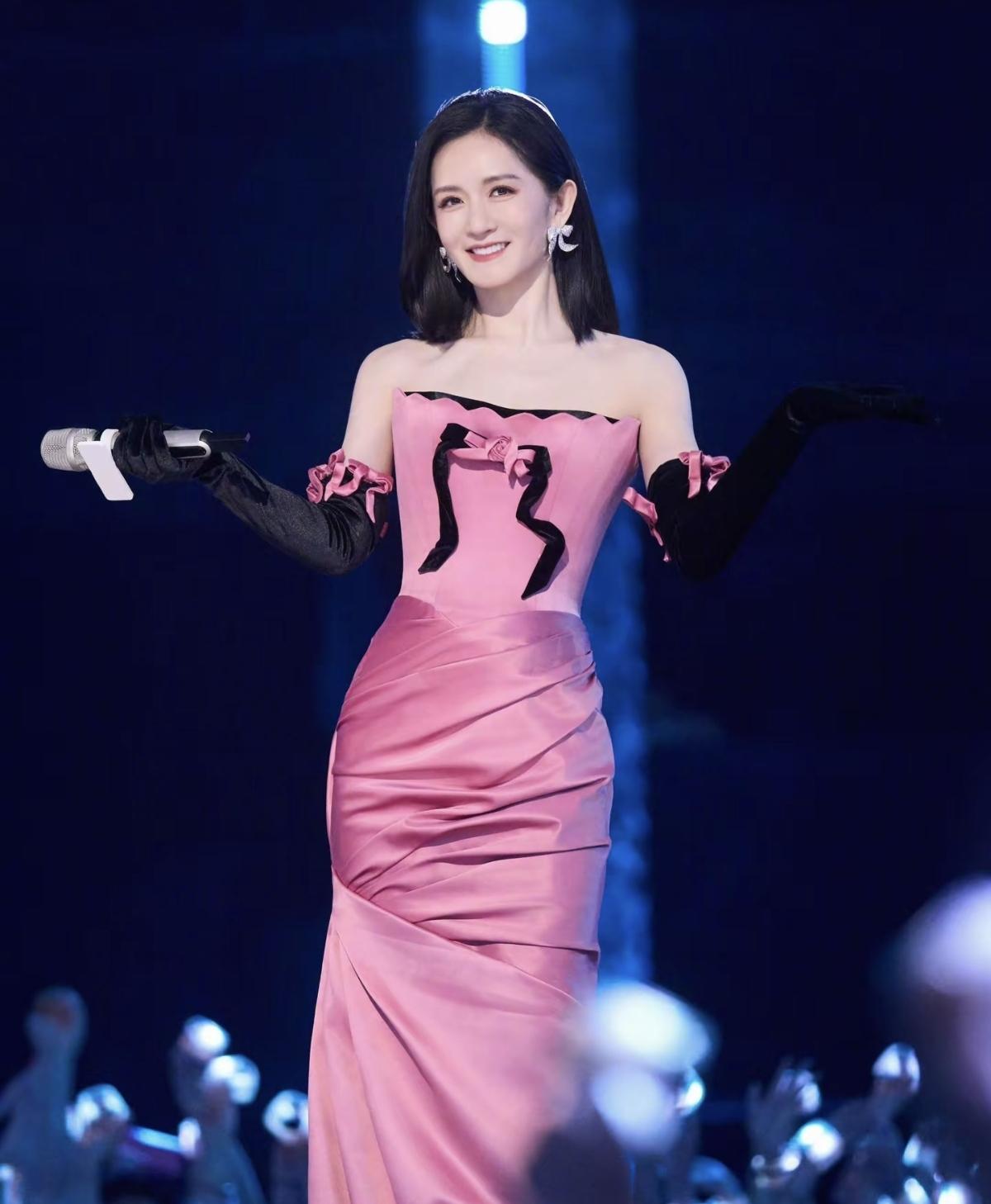 谁能拒绝谢娜的笑容呢，永远是自带光的快乐女神[比心] 谢娜的舞台，是甜妹和女王的